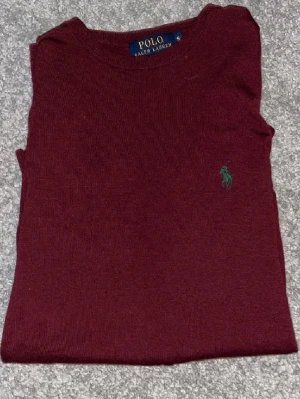 Vinröd tröja från Polo Ralph Lauren - Säljer en snygg vinröd tröja från Ralphlauren. Skick 8/10 har några små defekter. Slim fit passform. Frågor om defekterna eller hur den ser ut så kontaktar du😍