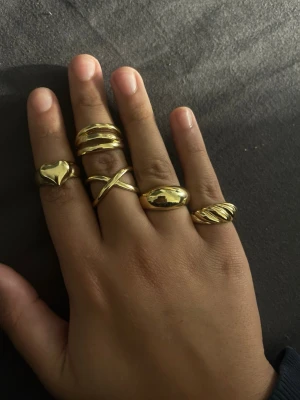Guld ringar - Guld pläterade ringar i rostfritt stål. 80kr styck
