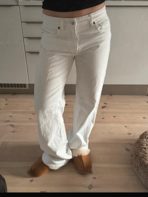 Vita jeans Zara - Säljer dessa snygga vita jeans från Zara i vit färg❤️Innerben ca 80, midja 39,5
