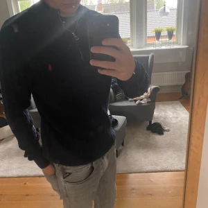 Polo tröja - Säljer nu min stickade Polo tröja eftersom att den inte kommer till användning. Skick ~ 10/10.  Retail 2395;- Mitt pris 699kr! Fråga vid minsta fundering.