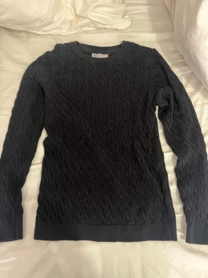 Svart långärmad | Basic You - En svart långärmad tröja från basic you, tillverkad i ekologisk bomull. Mjuk, bekväm och enkel att matcha. Tröjan är i storlek S.