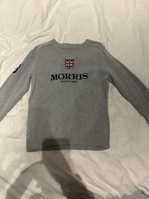 Morris tröja - Säljer en riktigt snygg tröja från Morris! Den är riktigt snygg och skön. Den har två små fläckar på ryggen men man ser de knappt (se sista bilden)! Pris går att diskutera, tveka inte att höra av dig med frågor eller prisförslag!