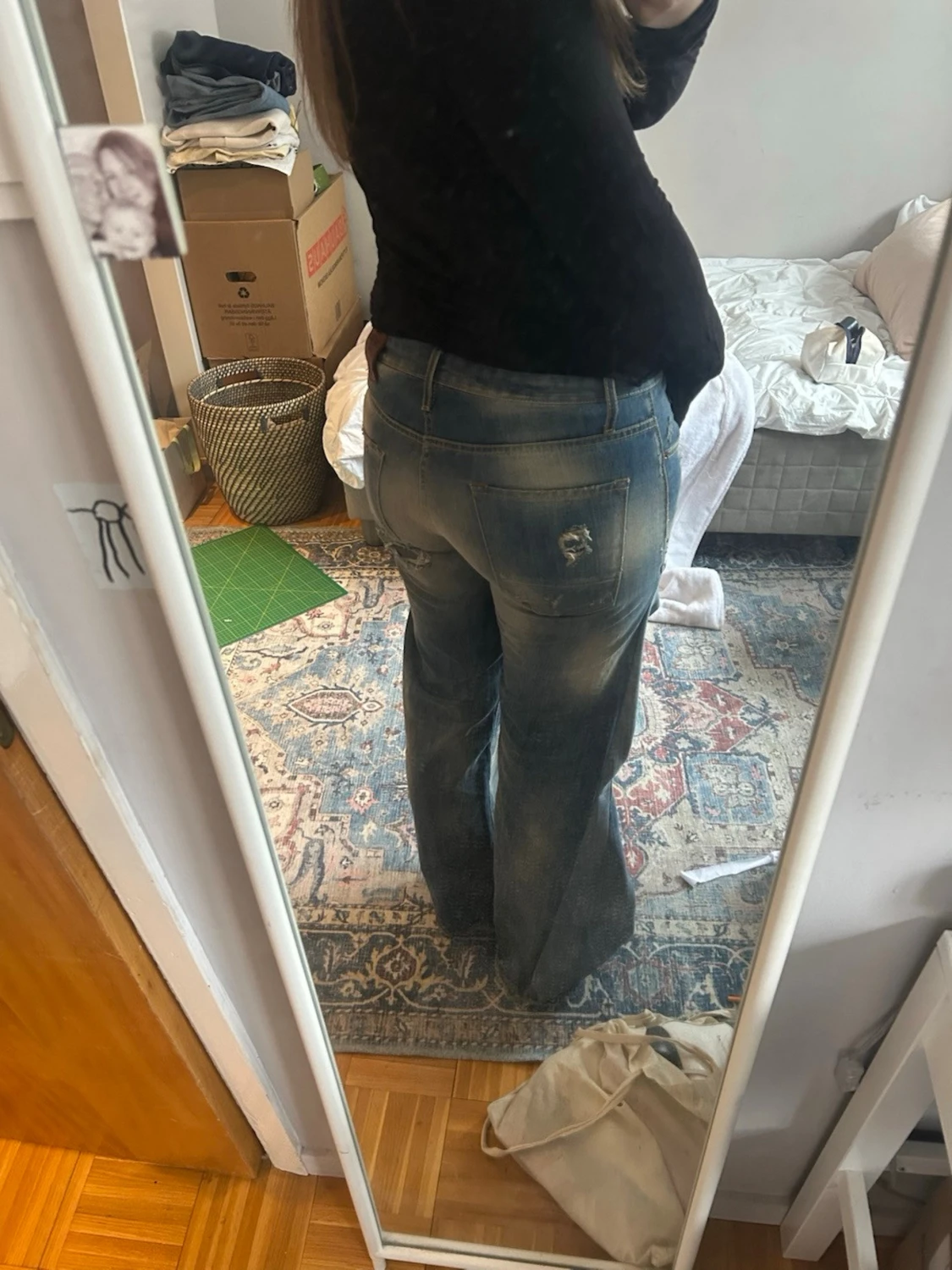 Blåa utsvängda slitna jeans - 1