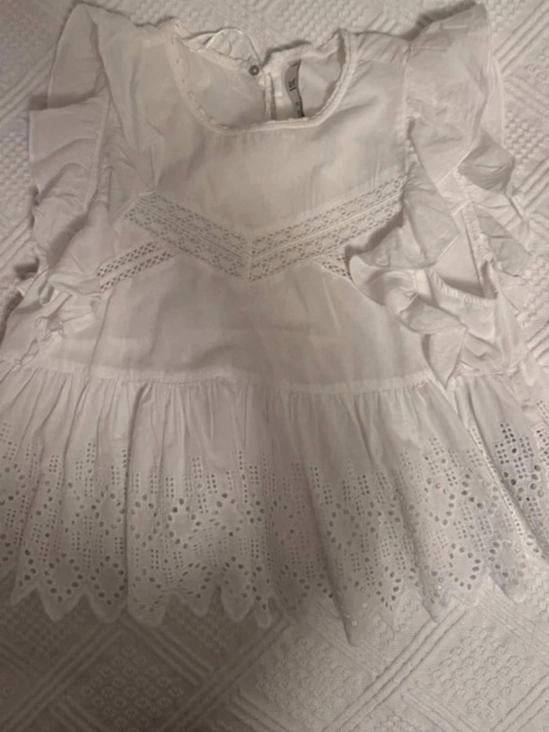 Vit volangklänning med spetsdetaljer