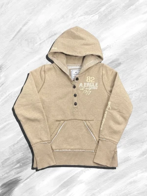 American Eagle hoodie - Rn riktigt shysst american eagle hoodie som är i bra skick och har massa små detaljer. Det står att den är i M men sitter som xs. Kom med frågor vid funderingar👌