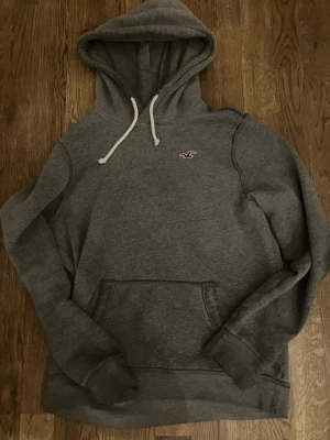 Grå distressed hollister hoodie - Säljer denna gråa hollister hoodien. Finns några tecken på distress. Priset är inte ristat i sten. Hör av dig vid frågor/prisförslag. Storlek : small