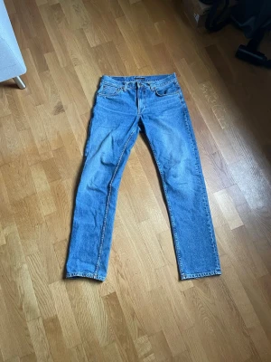 Blå raka jeans från Nudie Jeans - Säljer dessa Nudie Jeans modell Gritty Jackson i storlek 32/34. Mycket bra skick. Hör av er vid funderingar!
