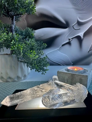 2 st bergkristall spetsar  - Rå och kraftfull bergkristall i naturlig form med flera spetsar och tydlig klarhet. Från Brasilien.  Bergkristall är känd som mästarkristallen – den sägs förstärka intentioner, rena energier och skapa klarhet på både mentalt och spirituellt plan.  Perfekt för: 	•	energirening & förstärkning 	•	meditation och manifestation 	•	att kombinera med andra kristaller för extra kraft  5.5 cm respektive 8 cm långa Totalt 64 gram