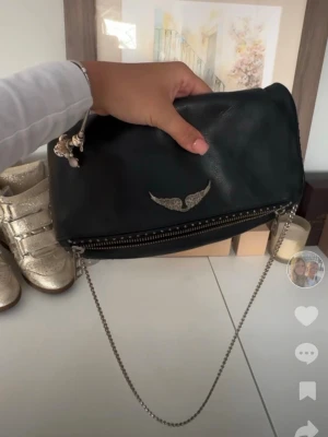 zadig väska  - jättefin zadig väska. välanvänd ocg många tecken på användning, bland annat har vingarna och kedjan blivit lätt rostiga. pris går att diskutera och har rabatter vid köp av bundles 💓