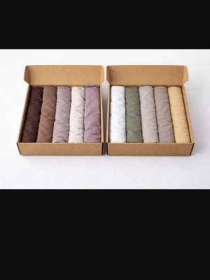 Premium Jersey hijab  - Premium jersey satin hijab i massor av färger, Hijaben har en mjuk och lyxig känsla med lätt glans och finns i allt från svart, vitt, blått, grönt, brunt till beige och rosa nyanser. Pris: 120 kr/st