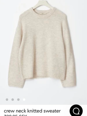 Beige stickad tröja med rund hals - säljer denna fina stickade tröjan ifrån Gina då den inte används längre! Orginal pris 399!