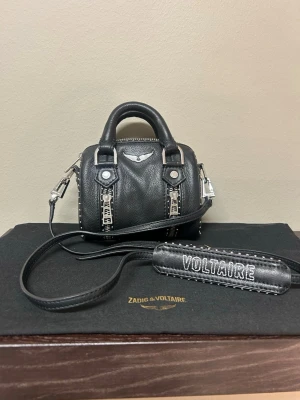 Zadig & Voltaire handväska - Jättefin väska från Zadig & Voltaire! Säljer den då den inte kommer till användning!! Mycket fint skick och inga defekter!! Pris kan diskuteras!!