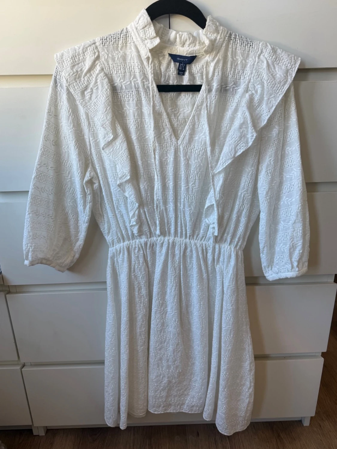 Vit kort klänning från GANT med volangdetaljer - 3