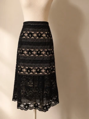 H&M svart spetskjol midi kjol lace skirt boho romantic coquette y2k goth festival L - •Skick: Ny med prislapp  •Storlek: L Svart spetskjol från H&M med blommiga spetsdetaljer och fin form nedtill. Väldigt snygg både uppklädd med klackar/boots eller mer avslappnat med stickat och sneakers. Ger en romantisk men samtidigt lite edgy look.  Skickar fort!