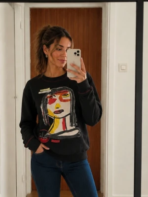 Desigual sweatshirt XL svart art print tröja graphic sweatshirt 100% bomull streetwear - ●Skick: Ny utan prislapp●  Storlek: XL●  Material: 100% bomull●  Svart sweatshirt från Desigual med stort konstnärligt print framtill och röda kontrastsömmar. Väldigt typisk Desigual-look med färgstark och unik design.  ♡Skickar fort!♡