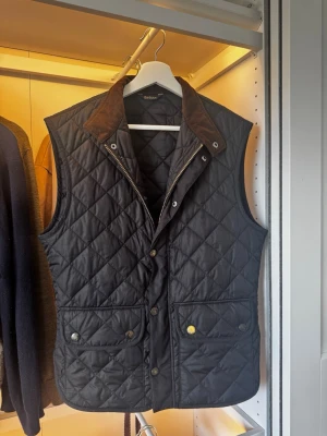 Barbour - Tja, säljer denna feta vest från Barbour. Skick - 8,5/10, vesten är knappt använd då den är för liten för mig. Kan gå ner i pris vid snabb affär. Hör av er vid minsta lilla fundering eller fråga!!!