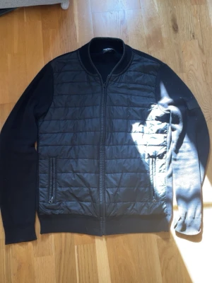 Barbour cardigan - Snygg cardigan i storlek S från Barbour. Mycket fint skick, skriv vid frågor!