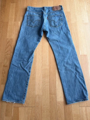 Levis 501 vintage - Säljer dessa sjukt snygga Levis vintage 501. I storleken 31:30.  (Enda defekten är syns på bild 3). Kontakta mig vid minsta fråga!