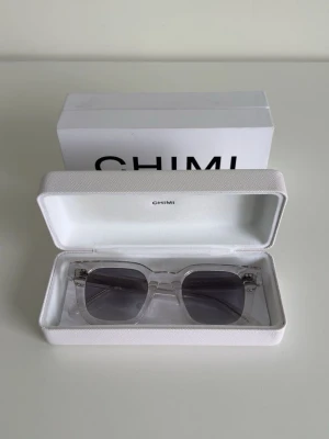 Chimi 04   - Säljer ett par snygga solglasögon ifrån chimi. Allt på bilden medkommer i orginalförpackning. Färgen är clear och modellen heter Chimi 04. Hör av 🫵🏽vid frågor eller funderingar.