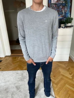 Lindebergh Tröja - Snygg ljusgrå tröja från Lindebergh med diskret på bröstet. Tröjan har rund halsringning och långa ärmar. Tillverkad i mjukt och tunt material som passar perfekt till sommaren! Storlek L men passar M/S