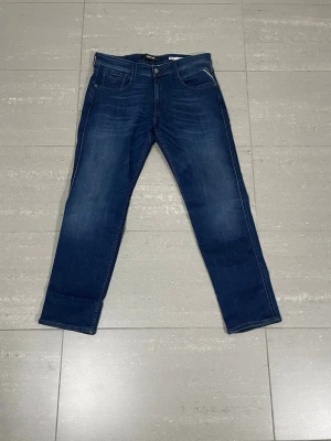 Replay Anbass Jeans  - Säljer nu dessa Replay Anbass Jeans, W32 o L30. Mått: ca 41,5 o 100 cm. skriv för fler bilder/frågor🙌🏼