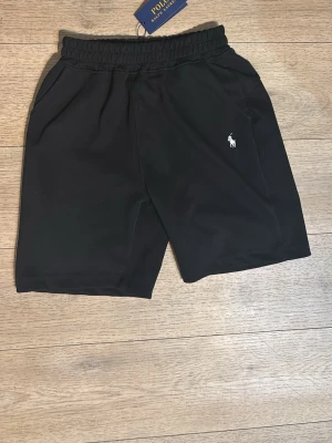 RAPLH LAUREN SHORTS - Rauplh LAUREN SHORTS SVARTA STORLEK M Passar även S helt oanvänd SKRIV OM DU VILL HA BÄTTRE BILDER PRISET KAN DISKUTERAS.