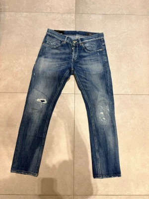 Dondup George  - Dondup jeans George!!Trendigaste jeansen på marknaden Nypris=4000  Säljs för=799(Modellen har orginal slitningar från fabrik vilket gör jeansen mer populär och eftertraktad)