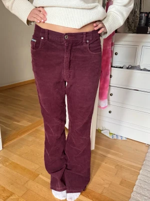 Manchester jeans - Manchester jeans i en snygg vinröd färg!