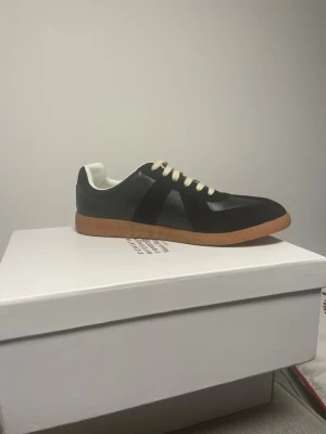 Maison Maegiela  - Svarta Maison Margiela splitternya , inga defekter sitter perfekt super bekväma. Passar perfekt nu till sommaren! Kvitto finns. Priset är diskuterbart vid snabb affär