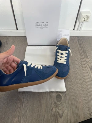 Maison Margiela sneakers - Snygga blå sneakers från Maison Margiela i ny skick! Allt på bilder följer 