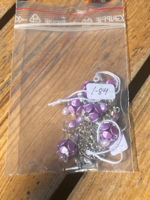 Handgjorda smycken - Ett det handgjorda örhänget och halsband i lila. Perfekt nu för sommaren när man vill ha lite mer färg på sig. Skriv för fler frågor💜548kr för båda, 149 för örhängena och 399 för halsbandet.