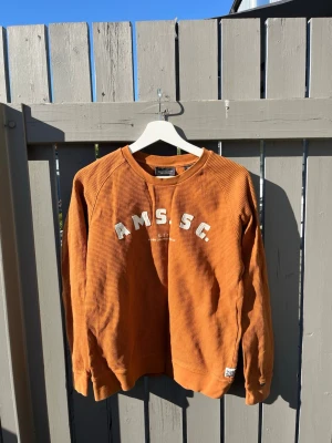 Orange tröja från Scotch and Soda - Orange tröja från Scotch and Soda i storlek 14 vilket innebär ca 172 cm. Bra skick. Säljer då jag inte använder den. Hör av dig vid frågor eller funderingar!