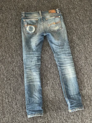 Nudie jeans - Säljer ett par riktigt feta Nudie jeans me sköna slirningar. Säljer då jag tröttnat på dom. Sitter bra på mig som är 177 o väger 56, alltså rätt smal. Hör av er vid frågor🙌