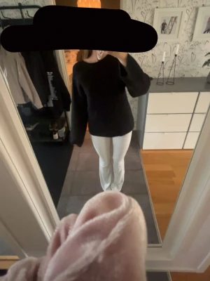 Svart stickad tröja med rosett i ryggen - Säljer en svart stickad tröja med lång ärm och en snygg öppen rygg med stor rosett upptill. Knappt använd!!