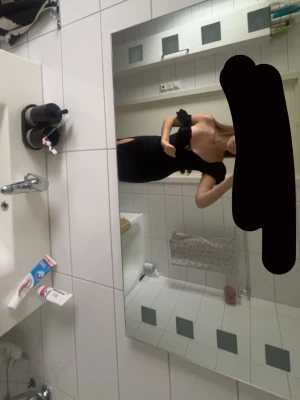 Svart klänning med slits - svart klänning med slits på sidan. är förliten och för kort därav säljer jag!!