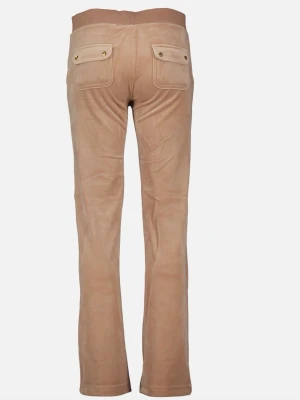 Juicy couture Beige mjukisbyxor med fickor - Säljer ett par beige mjukisbyxor med raka ben och resårmidja. Byxorna har två bakfickor med lock och guldfärgade knappar samt snörning i midjan. Materialet ser ut att vara mjukt och skönt, perfekt för chill dagar. Diskret broderad logga på sidan.
