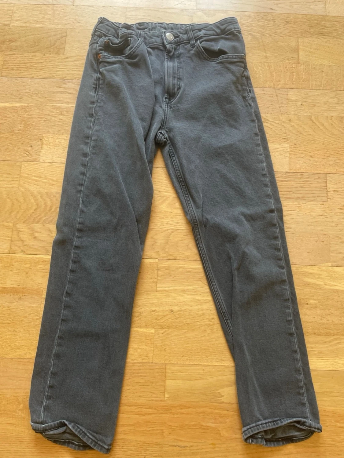 Grå raka jeans från hm