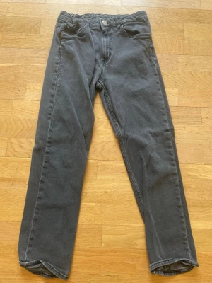 Grå raka jeans från hm - Svarta raka jeans från hm i strlk 164 med sjuter bar midja