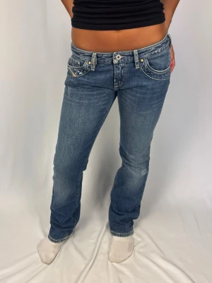 Lågmidjade jeans - Diesel Jeans | Size: 30/32 | Fint skick, inga defekter | Modellen på bilderna är 168cm lång och väger 60kg | Mått: Ytterbenslängd: 102cm. Midjebredd: 41cm. Lårbredd: 27cm. Fotöppning: 21cm. Kontakta mig vid fler frågor eller funderingar!