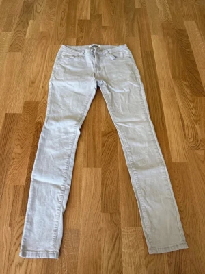 Jeans stl 38  - Grå/beiga jeans från Shing Design i storlek 38.  Mycket bra skick.  