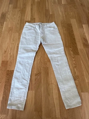 Jeans stl 42 - Beiga jeans från Shing Design i storlek 42.  Mycket bra skick. 