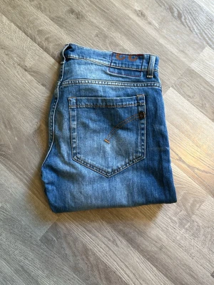 Blå dondup george jeans  - Säljer ett par dondup George skinny jeans. Väldigt bra skick. Vid fler frågor kontakta mig. 