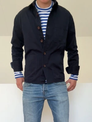 Mörkblå Overshirt - Mörkblå overshirt i strl M men sitter som en S! Mycket bra skick utan nåra defekter och Hör gärna av er vid frågor elr funderingar!!