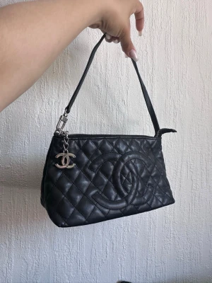 Vintage look shoulder bag - This one this perfect! a little sign of usage and denta but cannot be seen as much. ❤️