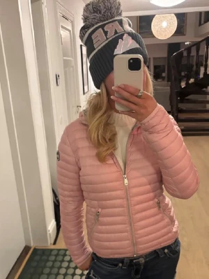 Ljusrosa dunjacka med huva - Säljer en ny rosa colmar jacka🩷