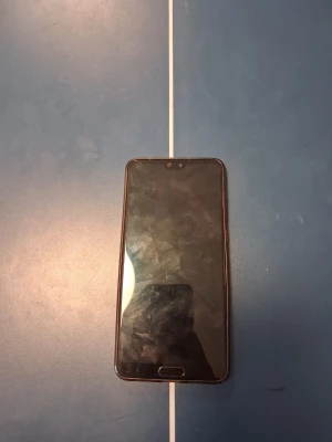 Huawei P20 Pro svart Android-telefon - Säljer en svart Huawei P20 Pro med stilren design och glasbaksida. Telefonen har trippelkamera från Leica, fingeravtrycksläsare på framsidan och stor skärm med smala kanter. Perfekt för dig som vill ha en kraftfull Android-mobil med snygg look.