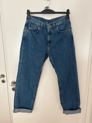 Blåa Classic Fit jeans Mc Gordon - Säljer ett par blåa jeans från Mc Gordon i modellen Classic Fit 1440. Jeansen har raka ben, fem fickor och klassisk denimlook med uppvikta benslut. Perfekta för dig som gillar en avslappnad och tidlös stil. Materialet är tålig denim i bomull.
