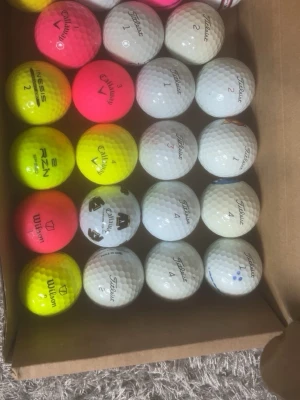Blandade golfbollar Titleist Callaway - 11 ProV11 Säljer ett gäng blandade golfbollar från Titleist, Callaway och Wilson. 10kr/st