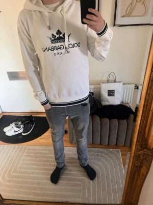 Vit hoodie från Dolce & Gabbana - Dolce gobbana hoodie, såklart äkta. Storlek M. Moddelen på bilden är 183 och väger 72kg. Priset är ej hugget i sten! Det är bara att höra av sig för fler bilder eller information//Wille