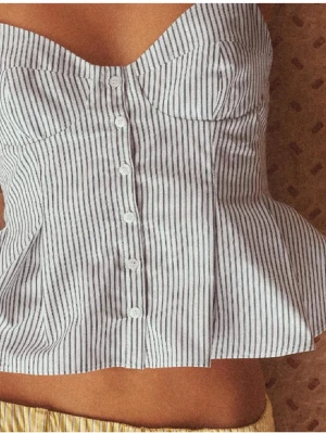 Linne topp - Jätte fint linne från Zara som är helt slutsålt, använd kanske 1 gång💕
